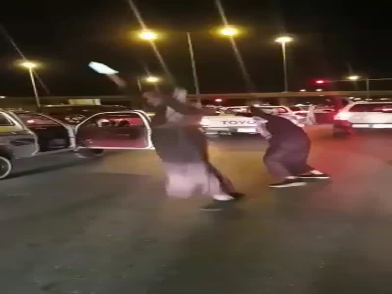 اضغط لمشاهدة الفيديو: شابان يرقصان في الشارع بالسعودية!